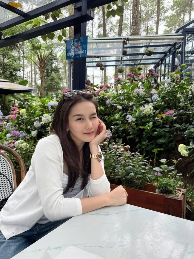 Senyum Manis Ayu Ting Ting Saat Liburan di Orchid Forest Cikole