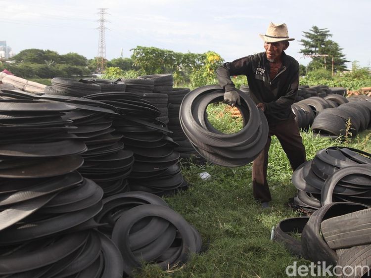 Ban Bekas Jadi Sumber Rezeki, Tampi Bangun Rumah dari Usaha 42 Tahun