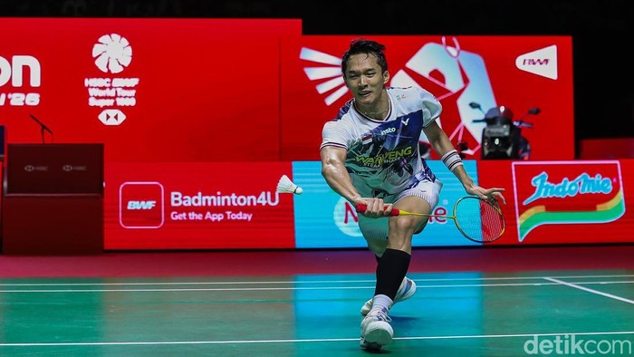 Jonatan Christie membalikkan keadaan atas Panitchapon Teeraratsakul dan memastikan tiket final Indonesia Open 2026 usai menang tiga gim.