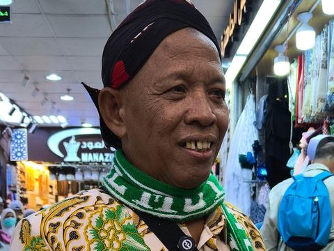 Belanja di Pasar Kakiyah Makkah Suparman, jemaah haji asal Surabaya, Jawa Timur, berbelanja di Pasar Kakiyah, Makkah, Sabtu (6/6/2026).