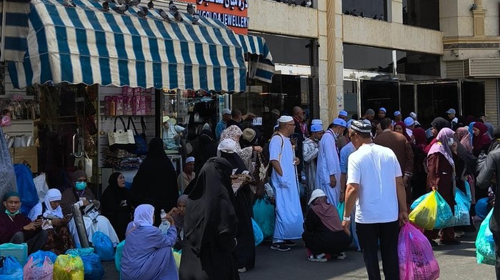 Jemaah haji Indonesia belanja di belanja di Pasar Kakiyah, Makkah jelang kepulangan, Sabtu (6/6/2026).