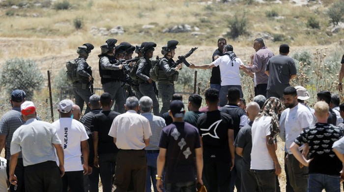 Bentrokan di Hebron, Tiga Warga Palestina Terluka