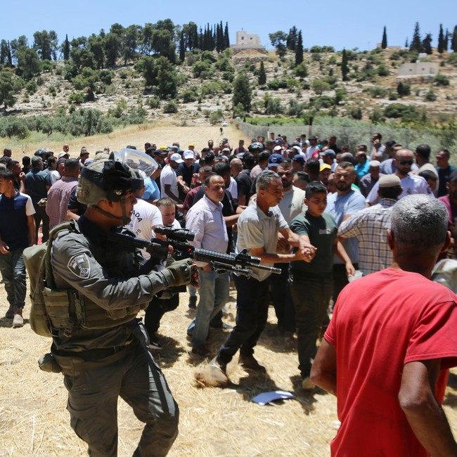 Bentrokan di Hebron, Tiga Warga Palestina Terluka