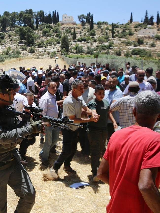 Bentrokan di Hebron, Tiga Warga Palestina Terluka