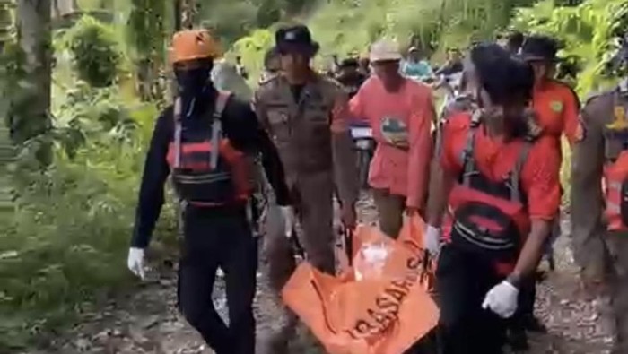 Pria lansia Saide (72) ditemukan meninggal setelah terseret arus sungai di Bone, Sulsel.