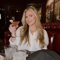 Status sebagai nenek di usia yang masih tergolong muda membuat kisah Brittany viral. Banyak netizen penasaran dengan rahasia penampilannya yang terlihat awet muda. Menurut Brittany, ia rutin menjaga kesehatan kulit dengan sederet produk perawatan seperti pembersih wajah, glycolic acid, niacinamide, zinc, pelembap gel, squalene oil hingga Vaseline. Foto: dok. Instagram @brittanydes