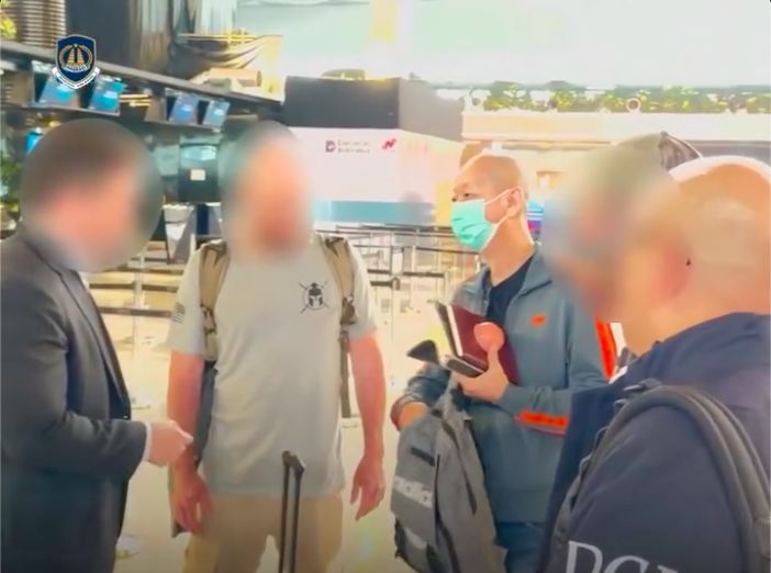 Ditjen Imigrasi menangkap WN asal Amerika Serikat (AS) berinisial AW. Pria tersebut diburu oleh penegak hukum AS dan kabur ke Indonesia. (dok Ditjen Imigrasi)