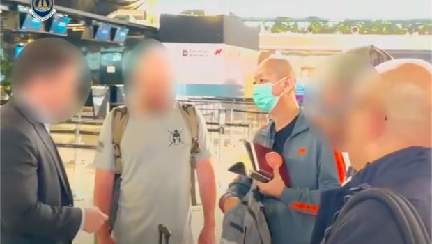 Ditjen Imigrasi menangkap WN asal Amerika Serikat (AS) berinisial AW. Pria tersebut diburu oleh penegak hukum AS dan kabur ke Indonesia. (dok Ditjen Imigrasi)