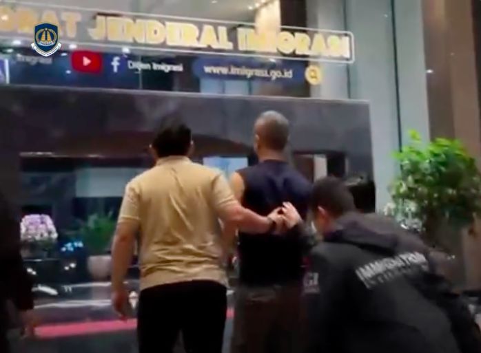 Ditjen Imigrasi menangkap WN asal Amerika Serikat (AS) berinisial AW. Pria tersebut diburu oleh penegak hukum AS dan kabur ke Indonesia. (dok Ditjen Imigrasi)