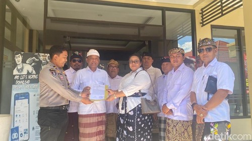 DPC Partai Gerindra Karangasem, Bali, melaporkan akun Facebook Rachel Rachel ke Polres Karangasem, Bali, Sabtu (6/6/2026) (Foto: I Wayan Selamat Juniasa/detikBali)