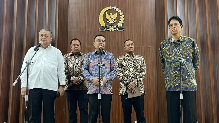 DPR menggelar pertemuan dengan pemerintah di kompleks parlemen Senayan, Jakarta, Sabtu (6/6/2026).