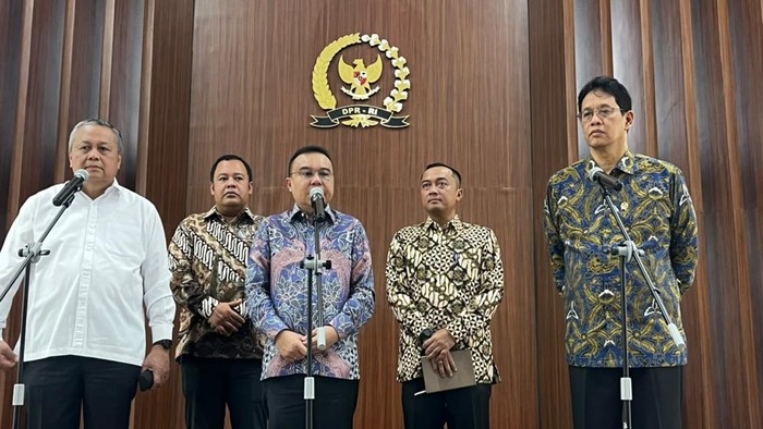 DPR menggelar pertemuan dengan pemerintah di kompleks parlemen Senayan, Jakarta, Sabtu (6/6/2026).