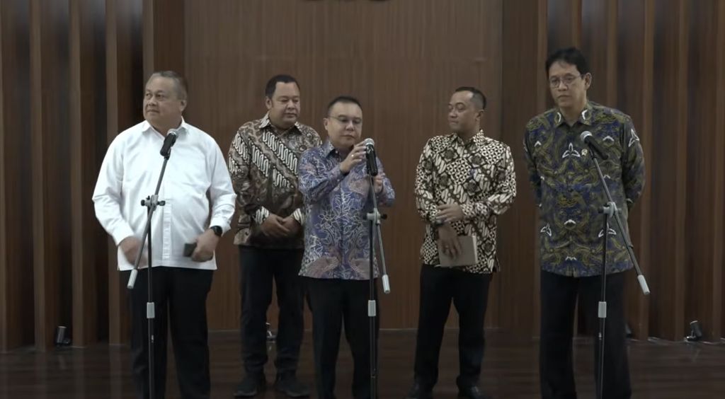 Wakil Ketua Dewan Perwakilan Rakyat Republik Indonesia (DPR RI) Sufmi Dasco Ahmad (Tengah) dalam keterangan pers di Gedung Nusantara III, Kompleks Parlemen, Senayan, Jakarta Pusat, Sabtu (6/6/2026). (Tangkapan Layar Youtube)