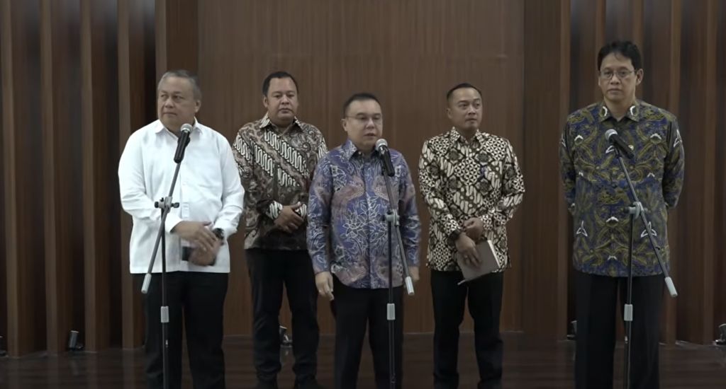 Wakil Ketua Dewan Perwakilan Rakyat Republik Indonesia (DPR RI) Sufmi Dasco Ahmad (Tengah) dalam keterangan pers di Gedung Nusantara III, Kompleks Parlemen, Senayan, Jakarta Pusat, Sabtu (6/6/2026). (Tangkapan Layar Youtube)