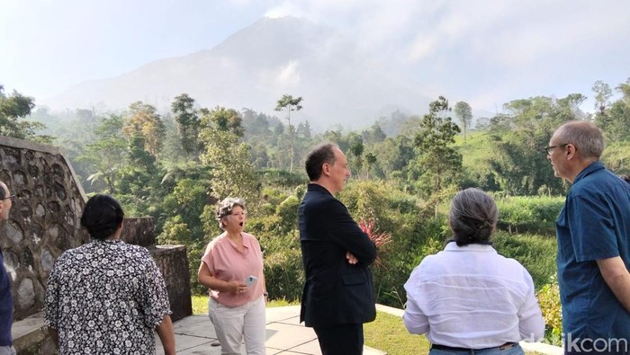 Duta Besar (Dubes) Prancis untuk Indonesia, Fabien Penone beserta rombongan mengunjungi Pos Pengamatan Gunung Merapi Babadan, Kecamatan Dukun, Kabupaten Magelang, Sabtu (6/6/2026).