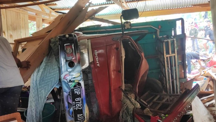Sebuah truk bermuatan bawang mengalami rem blong dan menabrak rumah di Enrekang, Sulsel.