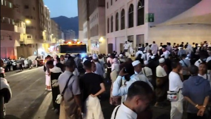 Screenshot video saat evakuasi jemaah hotel Al Hidayah Tower, Jumat (5/6/2026).