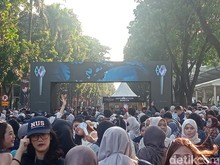 Video Ragam Cara Cari Cuan di Konser EXO GBK: Jastip Barang hingga Jasa Foto