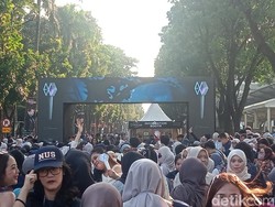 Video Ragam Cara Cari Cuan di Konser EXO GBK: Jastip Barang hingga Jasa Foto
