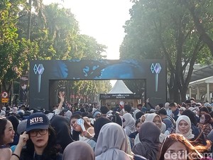 Video Ragam Cara Cari Cuan di Konser EXO GBK: Jastip Barang hingga Jasa Foto