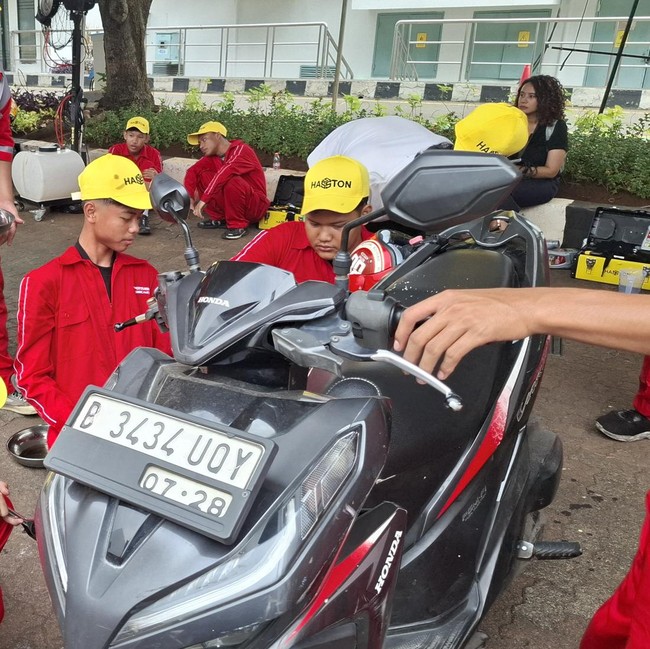 2.500 Guru DKI Dapat Ganti Oli Gratis, Dilayani Ratusan Siswa SMK