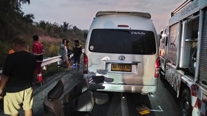 Hiace saat dievakuasi usai terlibat kecelakaan (Dok Ditlantas Polda Riau)
