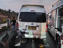 Hiace Seruduk Truk di Tol Pekanbaru-Dumai, 5 Orang Tewas