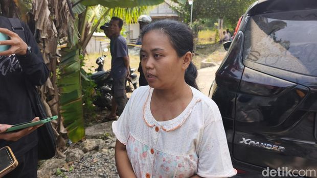 Ibu Bilqis, Dewi Sri Lestari, saat diwawancarai di rumahnya di Dukuh Bromoasri, Desa Dawung, Kecamatan Jenar, Kabupaten Sragen, Sabtu (6/6/2026).