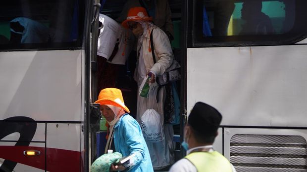 Jemaah haji tiba di Asrama Haji Sukolilo Surabaya.