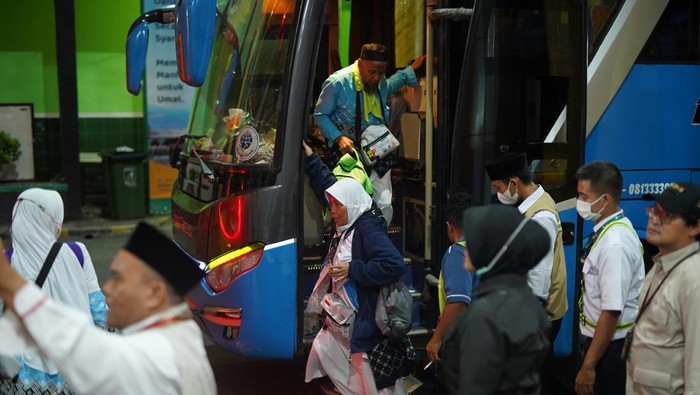 Jemaah haji tiba di Asrama Haji Sukolilo Surabaya.