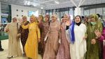 Gaya Emak-emak Pulang Haji Pake Outfit Bling-bling
