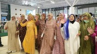 Di balik kilau payet yang memanjakan mata, tersimpan cerita keteguhan hati, kesabaran menanti antrean belasan tahun, dan rasa syukur yang tumpah ruah. Foto: Media Center Haji 2026