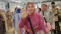 Ruang tunggu Bandara Jeddah seketika berubah bak backstage peragaan busana. Foto: Media Center Haji 2026