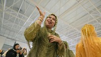 Tradisi bling-bling ini bukan pamer, tapi bentuk rasa syukur dan sukacita karena udah berhasil menyelesaikan ibadah di Tanah Suci. Foto: Media Center Haji 2026