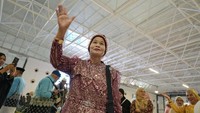 Jemaah haji UPG-7 mengganti pakaian santai sebelum bertolak ke Tanah Air. Mereka mengenakan baju penuh payet. Foto: Media Center Haji 2026