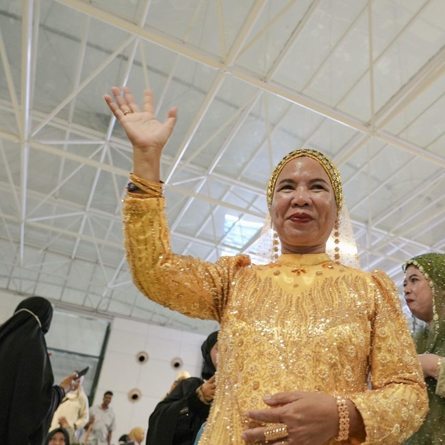 Gaya Emak-emak Pulang Haji Pake Outfit Bling-bling