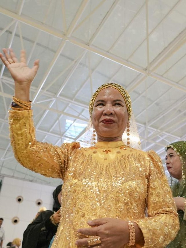 Gaya Emak-emak Pulang Haji Pake Outfit Bling-bling