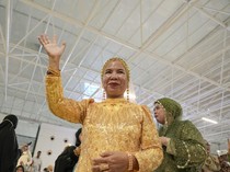 Gaya Emak-emak Pulang Haji Pake Outfit Bling-bling