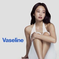 Jennie juga mengungkap bahwa ia memilih pelembap tubuh dengan tekstur ringan yang nyaman digunakan sehari-hari. “Gluta-Hya jadi salah satu favorit saya karena teksturnya ringan, tidak lengket, dan membuat kulit terasa lembap serta dewy,” lanjut Jennie. Foto: dok. Vaseline