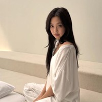 Pelantun ‘Mantra’ itu mengaku rutin melakukan sauna dan cold plunge untuk menjaga kondisi kulitnya tetap sehat. “Saya suka sesi sauna dan cold plunge untuk menjaga kulit tetap sehat. Setelah itu saya selalu memakai lotion pelembap untuk mengunci glow di kulit,” katanya. Foto: dok. Instagram @@jennierubyjane