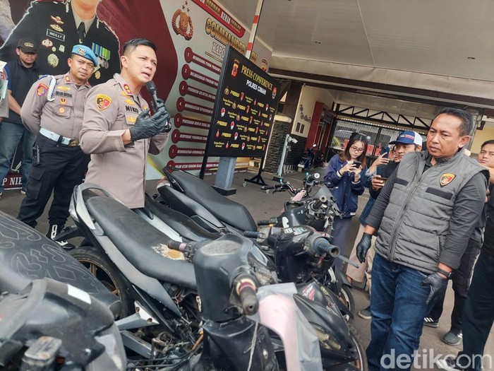 Kapolres Cimahi, AKBP Niko. Adi Putra menunjukkan motor hasil curian 13 tersangka