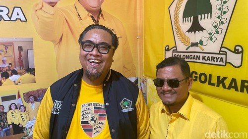 Ketua DPD Golkar Karangasem I Gusti Ngurah Setiawan (rompi) saat ditemui di Kantor DPD Golkar Karangasem, Sabtu (6/6/2026).