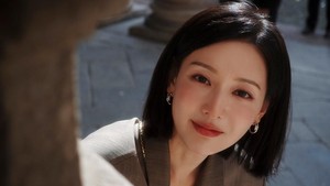 Kim Ji Won Tampil dengan Rambut Bob di Milan, Gayanya Auto Bikin Pangling