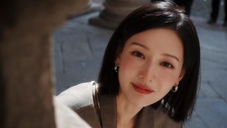 Kim Ji Won Tampil dengan Rambut Bob di Milan, Gayanya Auto Bikin Pangling