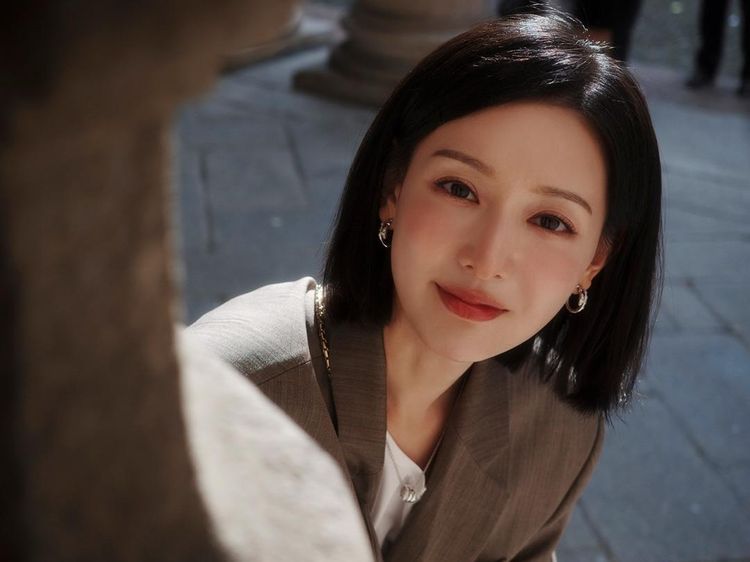 Kim Ji Won Tampil dengan Rambut Bob di Milan, Gayanya Auto Bikin Pangling