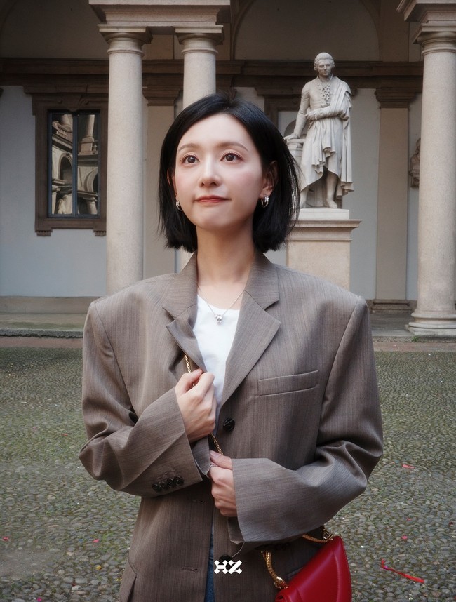 Kim Ji Won akhirnya menampilkan potongan rambut barunya di Milan. Foto yang dibagikan agensinya High Zium Studio sontak menghebohkan fans. Foto: dok. Instagram @highziumstudio