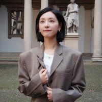 Kim Ji Won akhirnya menampilkan potongan rambut barunya di Milan. Foto yang dibagikan agensinya High Zium Studio sontak menghebohkan fans. Foto: dok. Instagram @highziumstudio
