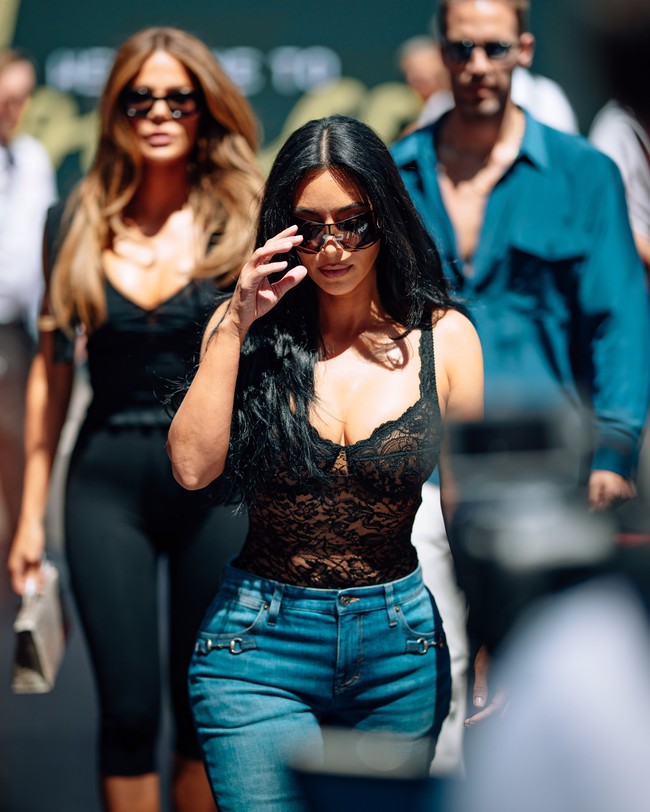 Kim Kardashian bikin heboh karena kedatangannya di F1 Grand Prix Monako 2026. Bukan sekadar menonton, kehadirannya spesial karena untuk menemani sang kekasih, Lewis Hamilton. Foto: Dok. F1