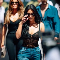 Gaya Seksi Kim Kardashian Perdana Temani Lewis Hamilton di F1 GP Monako