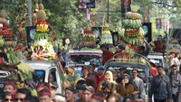 Peringatan Boyong Natapraja atau perpindahan pusat pemerintahan dari Berbek ke Nganjuk pada tahun 1880 tersebut guna mengingatkan masyarakat tentang sejarah Nganjuk sekaligus perwujudan rasa syukur atas hasil pertanian yang melimpah melalui tradisi sedekah bumi. ANTARA FOTO/Prasetia Fauzani